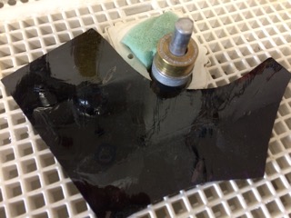 4. Jedes Glasteil mit der Diamantschleifmaschine möglichst genau in Form schleifen.